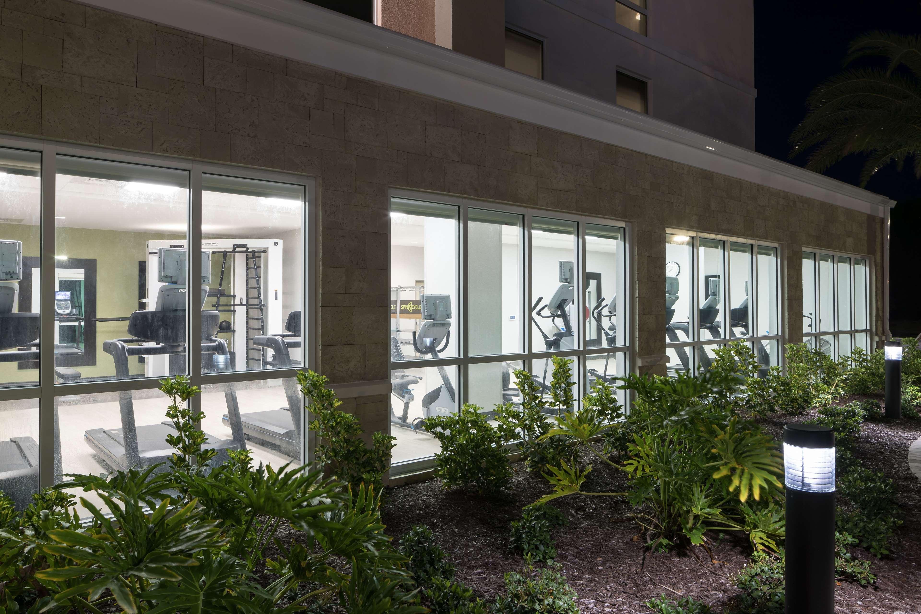 Hampton Inn & Suites Cape Canaveral Cruise Port, Fl Exterior photo