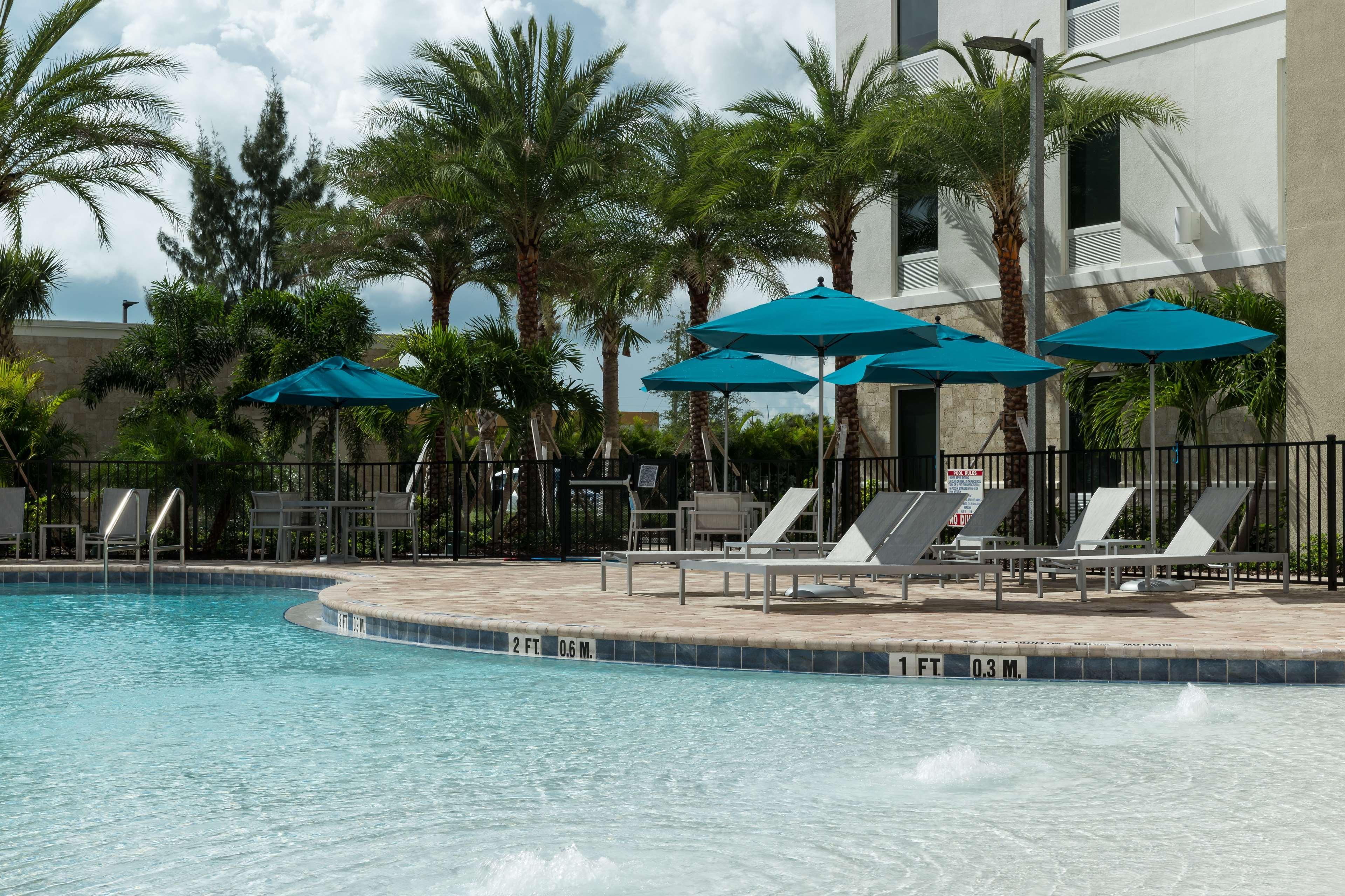 Hampton Inn & Suites Cape Canaveral Cruise Port, Fl Exterior photo