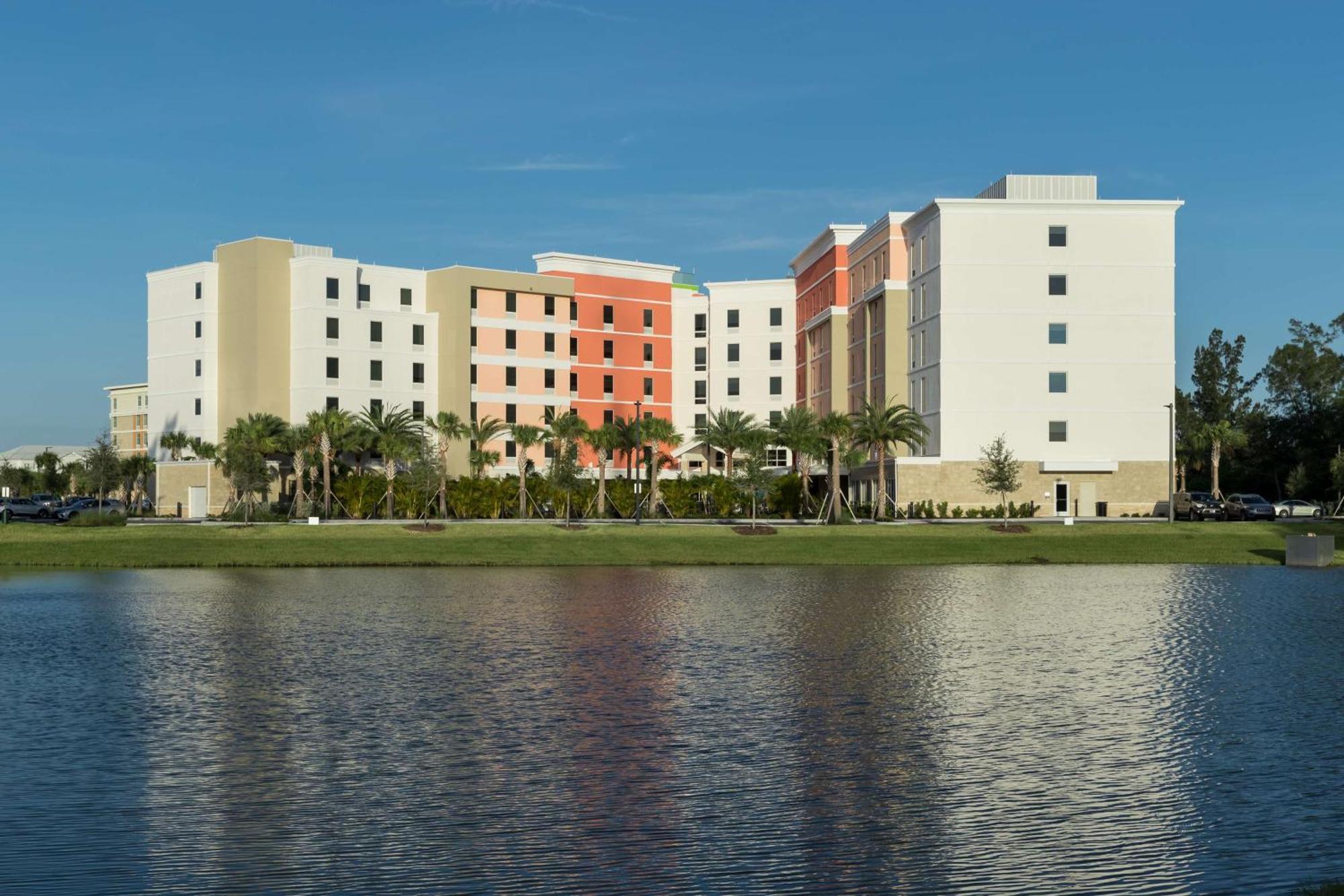 Hampton Inn & Suites Cape Canaveral Cruise Port, Fl Exterior photo